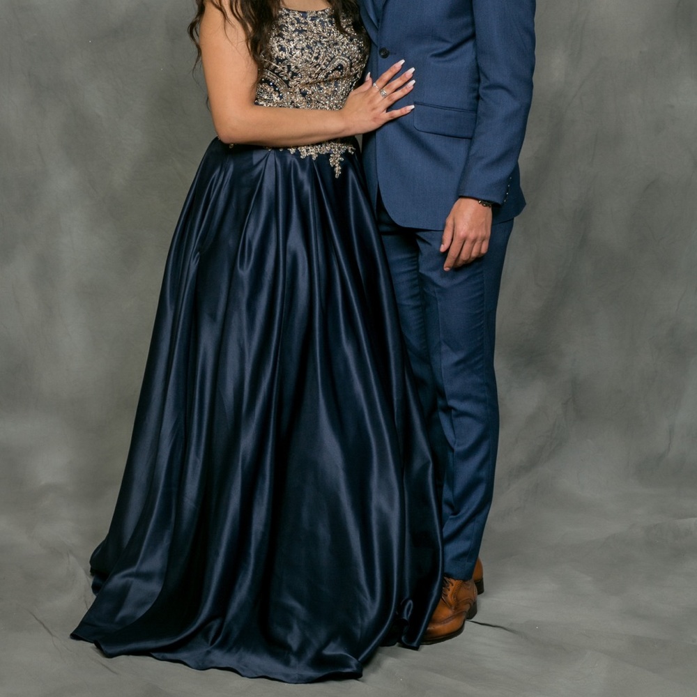 Hi, i’m selling this beautiful navy prom dress!